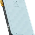 Xtorm FS510 Fuel Series powerbanka kā korporatīvā dāvana blakus viedtālrunim uz biroja galda