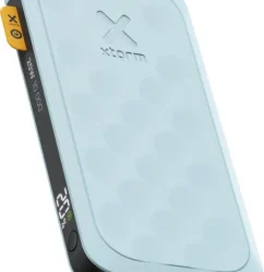 Xtorm FS510 Fuel Series powerbanka kā korporatīvā dāvana blakus viedtālrunim uz biroja galda