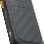 Xtorm FS520 Fuel Series powerbanka kā korporatīvā dāvana blakus viedtālrunim uz biroja galda