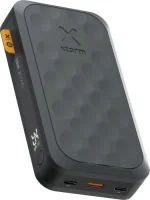 Xtorm FS520 Fuel Series powerbanka kā korporatīvā dāvana blakus viedtālrunim uz biroja galda