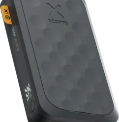 Xtorm FS520 Fuel Series powerbanka kā korporatīvā dāvana blakus viedtālrunim uz biroja galda