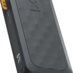 Xtorm FS5271 Fuel Series powerbanka kā korporatīvā dāvana blakus klēpjdatoram uz biroja galda