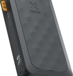 Xtorm FS5271 Fuel Series powerbanka kā korporatīvā dāvana blakus klēpjdatoram uz biroja galda