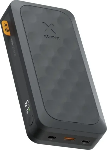 Xtorm FS5271 Fuel Series powerbanka kā korporatīvā dāvana blakus klēpjdatoram uz biroja galda