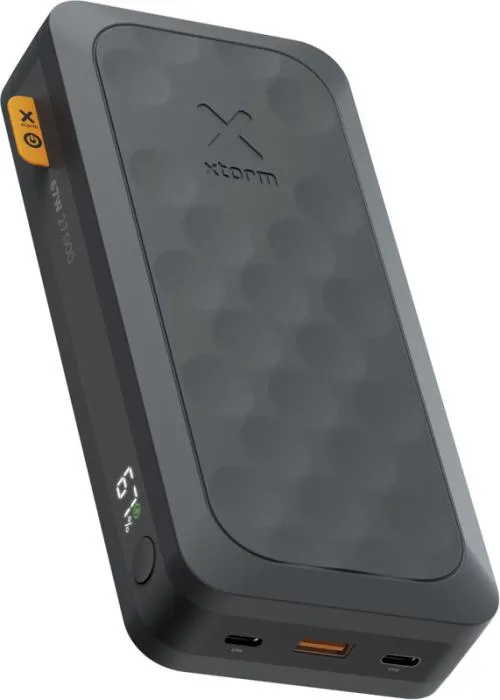 Xtorm FS5271 Fuel Series powerbanka kā korporatīvā dāvana blakus klēpjdatoram uz biroja galda