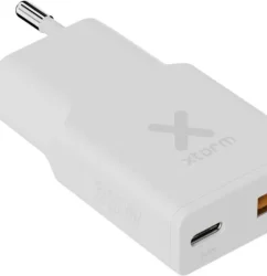 Xtorm 33W ultra plānā lādētāja druka korporatīvajai dāvanai pie biroja galda