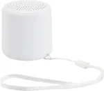 Ilgtspējīgas Bluetooth austiņas melnā krāsā pie biroja galda.