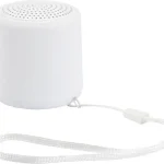 Ilgtspējīgas Bluetooth austiņas melnā krāsā pie biroja galda.