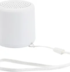 Ilgtspējīgas Bluetooth austiņas melnā krāsā pie biroja galda.