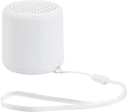 Ilgtspējīgas Bluetooth austiņas melnā krāsā pie biroja galda.