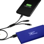 SCX.design P15 power bank druka un 5-in-1 rPET kabelis pārstrādāta papīra dāvanu iesaiņojumā