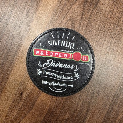 Krūzes paliktnis ar apdruku Watermelon merch eko-ādas izpildījumā uz koka tekstūras fona.