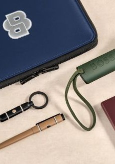 HUGO BOSS dāvanu komplekts: tumši zils laptop ietvars ar monogrammu, pildspalva un aksesuāri no Watermelon SIA