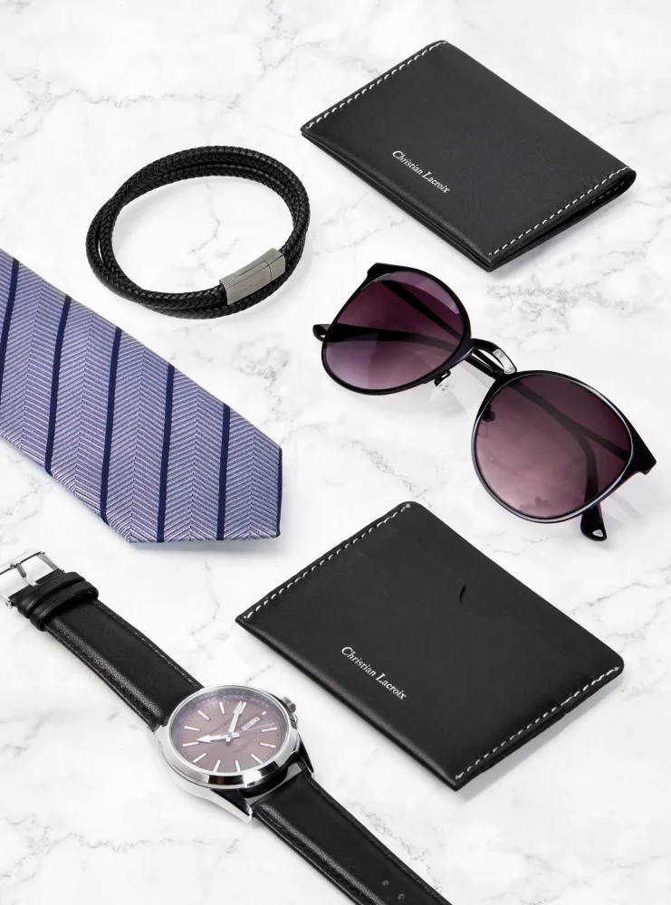 Christian Lacroix biznesa dāvanas un aksesuāri — premium plānotājs, sudraba pildspalva un elegants rokaspulkstenis.